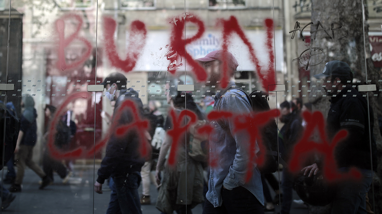 Paris sokakları yanıyor! 1 Mayıs gösterilerinde ortalık karıştı